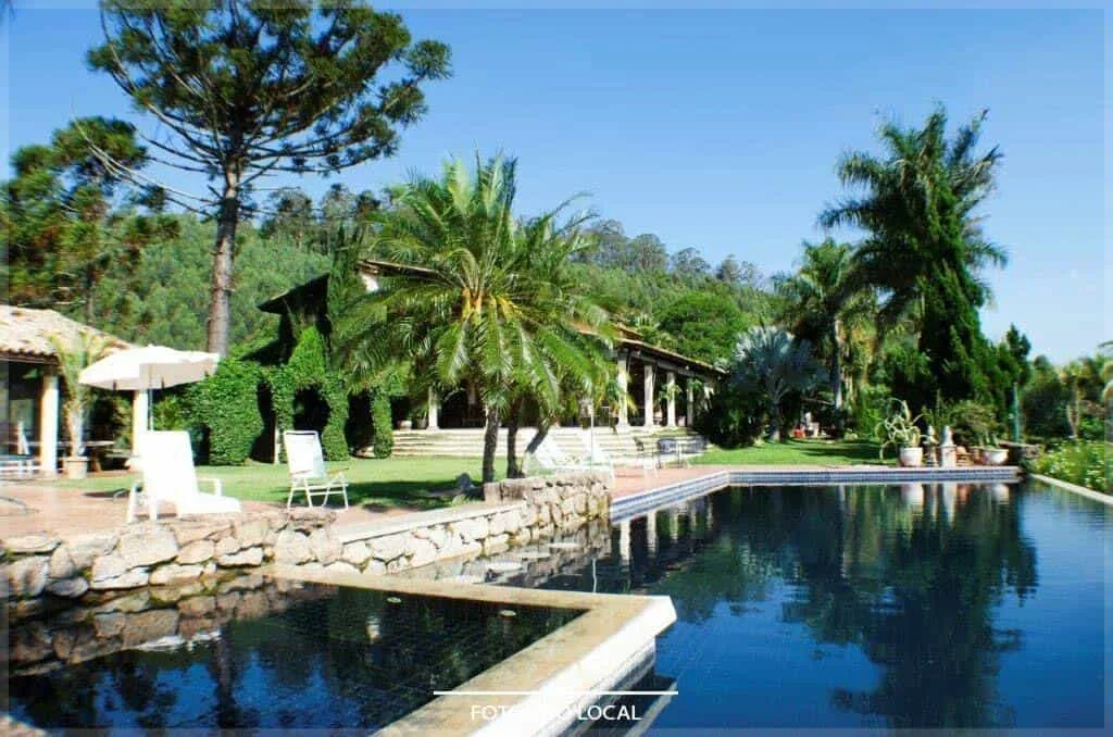 Área de convivência com piscina e jardim de uma unidade da clínica de recuperação do Grupo Flor de Liz