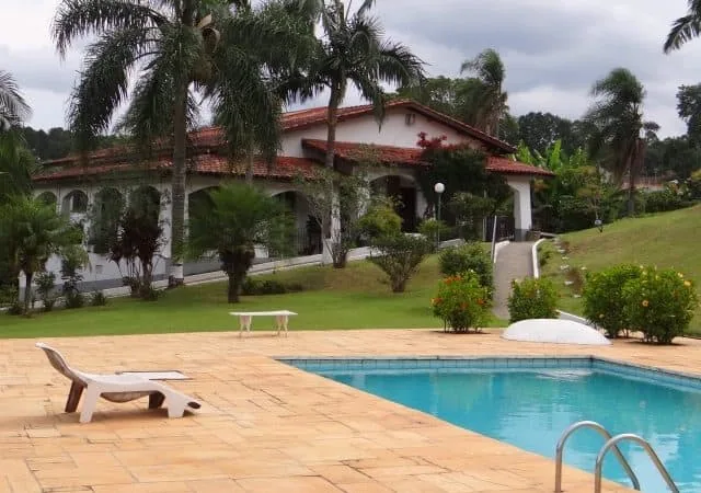 Casa com varanda, jardim e piscina em uma unidade da clínica de recuperação do Grupo Flor de Liz