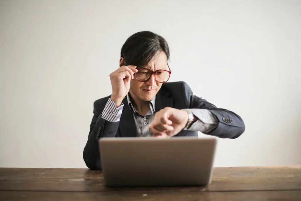Os efeitos negativos do vício em trabalho na saúde mental e física dos indivíduos
