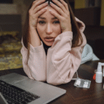 Burnout emocional e automedicação: o risco silencioso do esgotamento